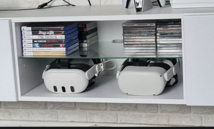 Хороший и недорогой аналог Apple Vision Pro. Слева — Oculus Quest 3, а справа — более дешевый Quest 2. Фото.