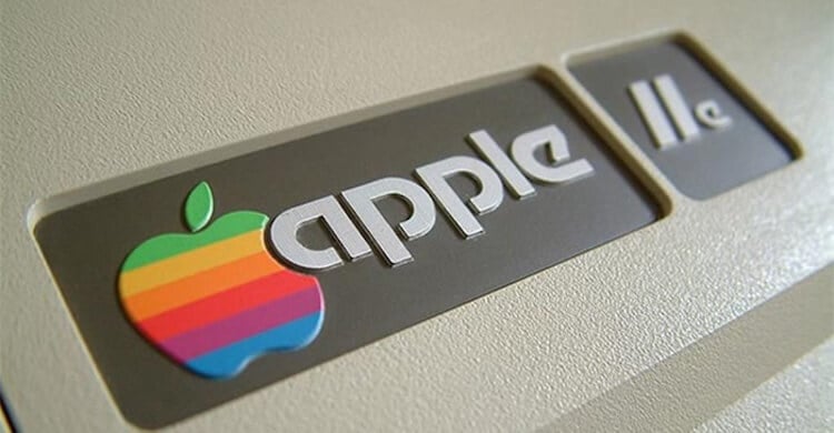 Откуда появилось название Apple и ее логотип. Вот так название компании вписывалось в логотип. Источник Fire-logo. Фото.