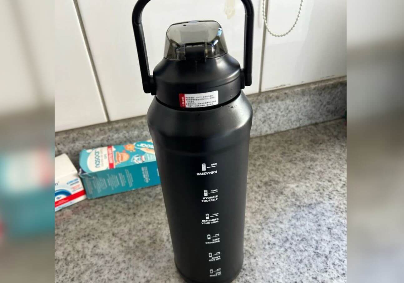 Большая бутылка для воды. Эта бутылка для воды легко превращается в термос для горячих напитков. Фото.