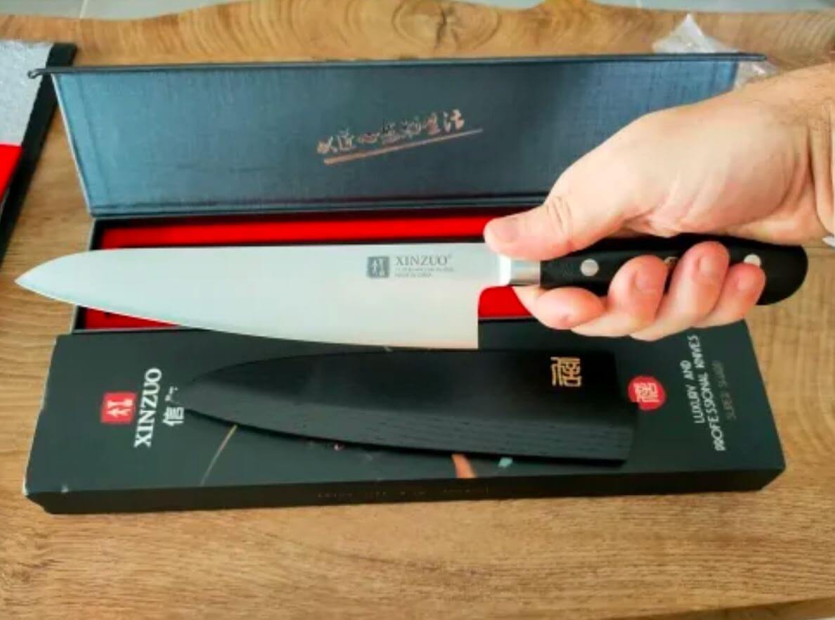 Кухонный нож для мяса. С таким ножом разделать мясо можно в два счета. Фото.