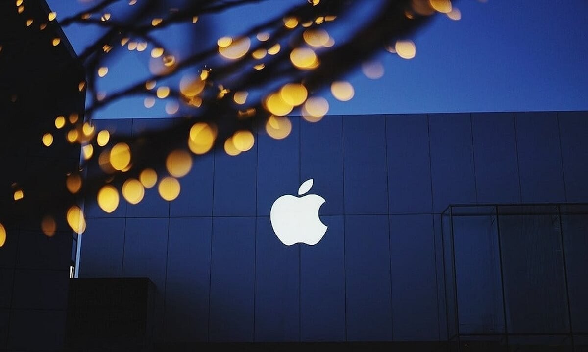 Почему у Apple надкусанное яблоко. У Apple даже история логотипа интересная. Изображение: ichip.ru. Фото.