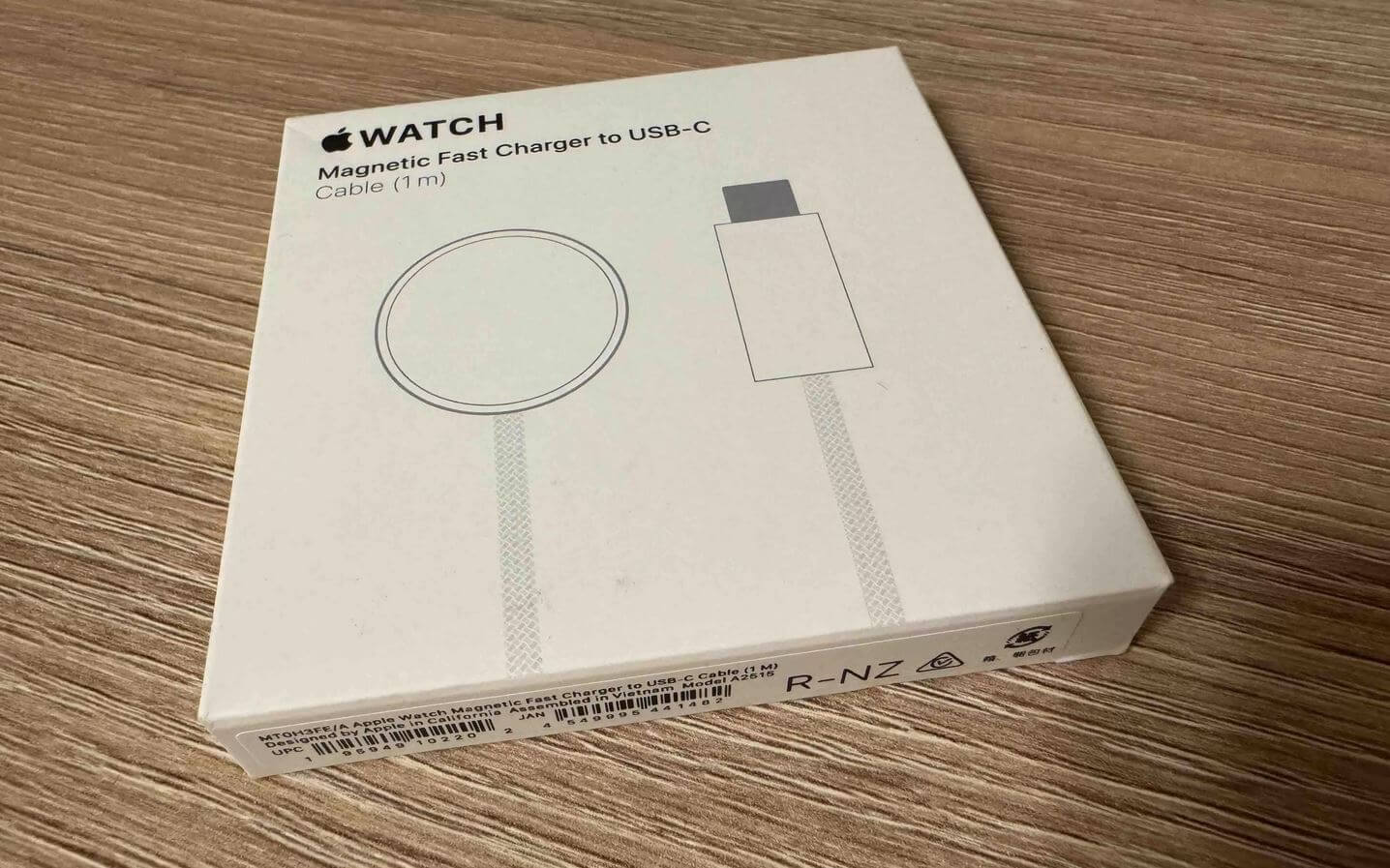 Как правильно заряжать Apple Watch. Apple предлагает заряжать Apple Watch качественными аксессуарами с сертификацией MFi. Фото.