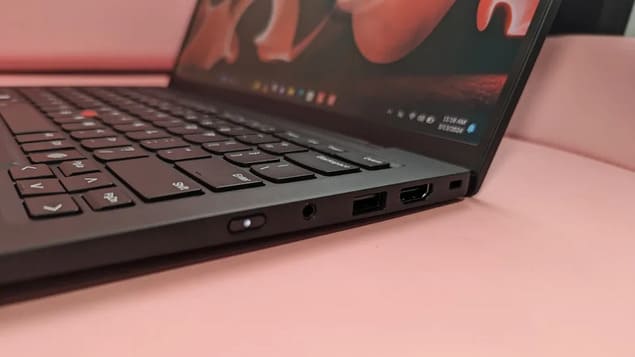 Порты справа Lenovo ThinkPad X1 Carbon (Gen 12)