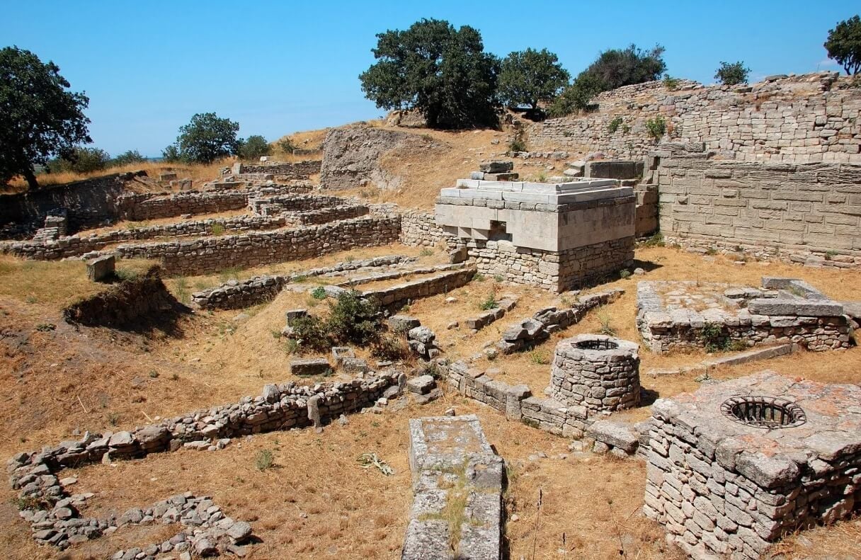 Существовал ли древний город Троя. Руины на холме Гиссарлык. Источник фотографии: rg.ru. Фото.