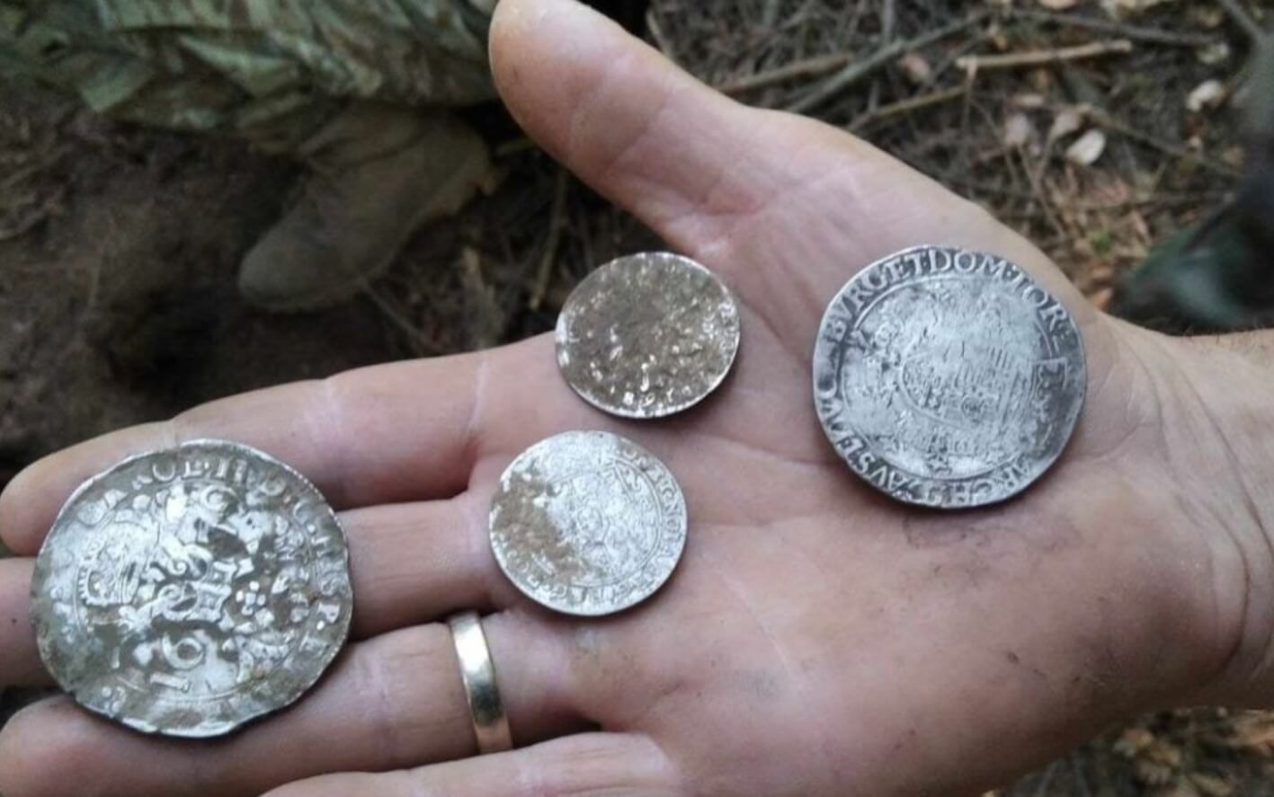 Ученые нашли сокровища в Польше. Серебряные монеты, найденные в Польше. Источник фотографии: Swietokrzyska Exploration Group. Фото.
