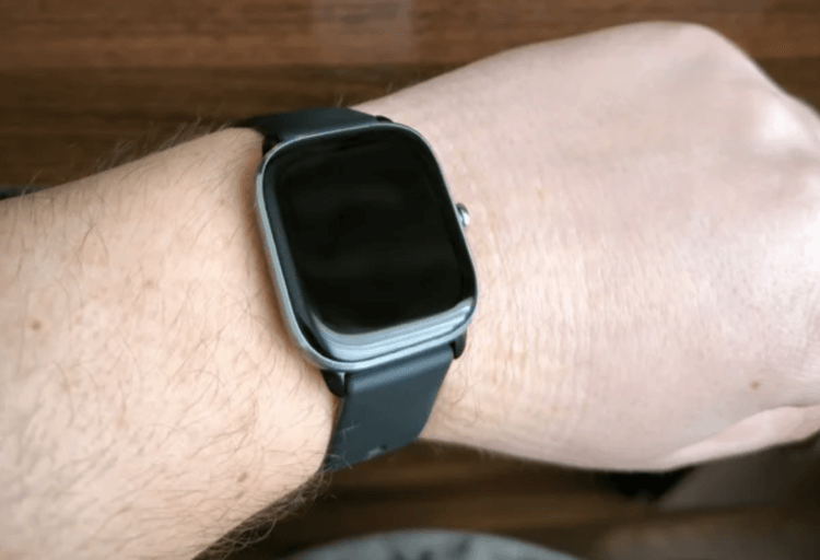 Часы Amazfit GTS 4 MINI. Издалека часы легко перепутать с Apple Watch. Фото.