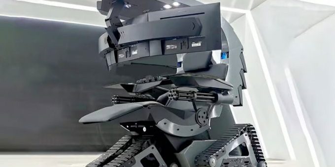 Представлено компьютерное рабочее место на гусеницах и с парой пулемётов