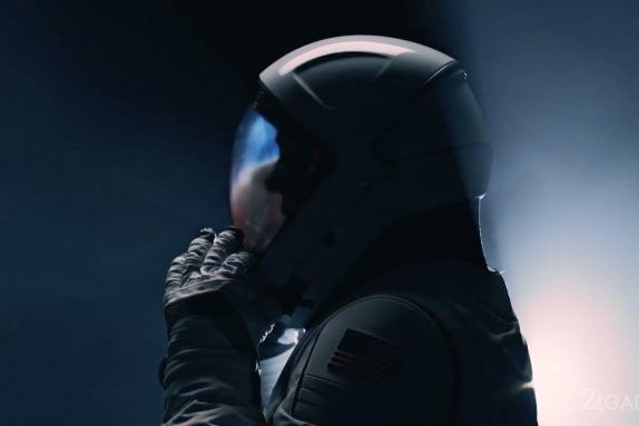 SpaceX показала новый скафандр для выхода в открытый космос (видео)