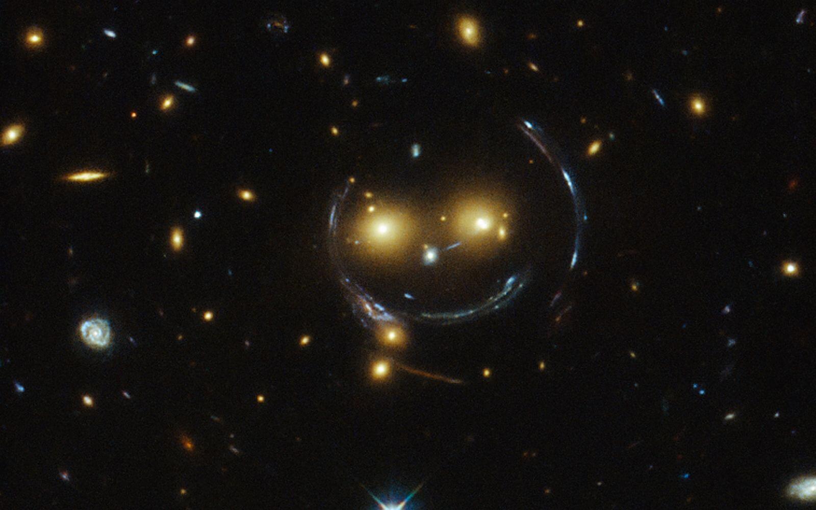 Как обнаружить темную материю? Чем больше масса объекта, вызывающего гравитационное линзирование, тем дольше увеличивается яркость тел за ним. Изображение: spacegid.com. Фото.