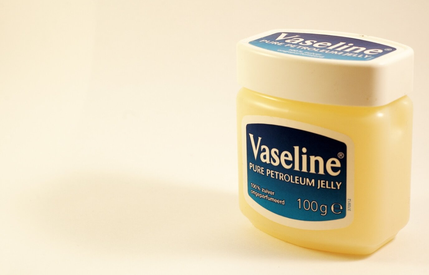 Для чего используют вазелин. Сегодня вазелин можно купить практически в любой аптеке. Источник: gettyimages.ae. Фото.