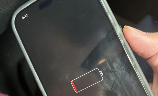 Айфон с iOS 18 показывает время даже в разряженном состоянии