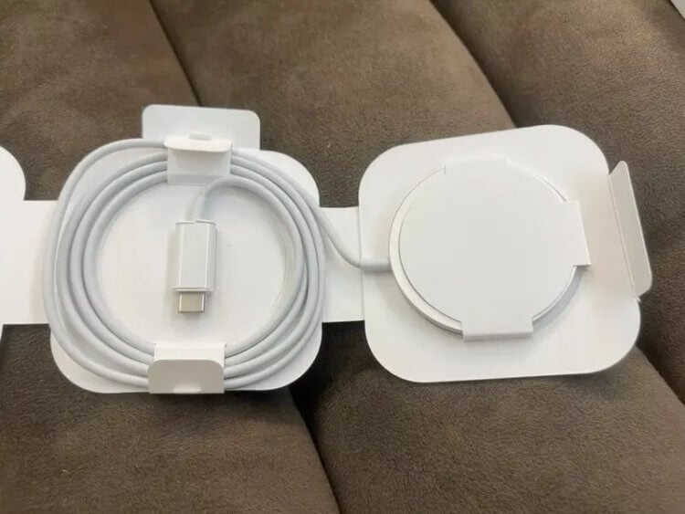 Зарядка MagSafe для iPhone. Реплика даже упакована как оригинал. Изображение: aliexpress.ru. Фото.