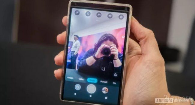 Motorola запатентовала смартфон с «безграничным» сканером отпечатков (3 фото) »