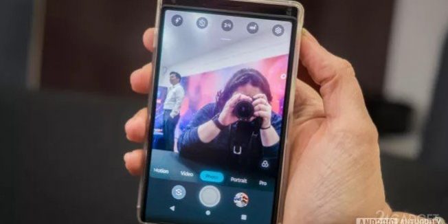 Motorola запатентовала смартфон с «безграничным» сканером отпечатков (3 фото) »