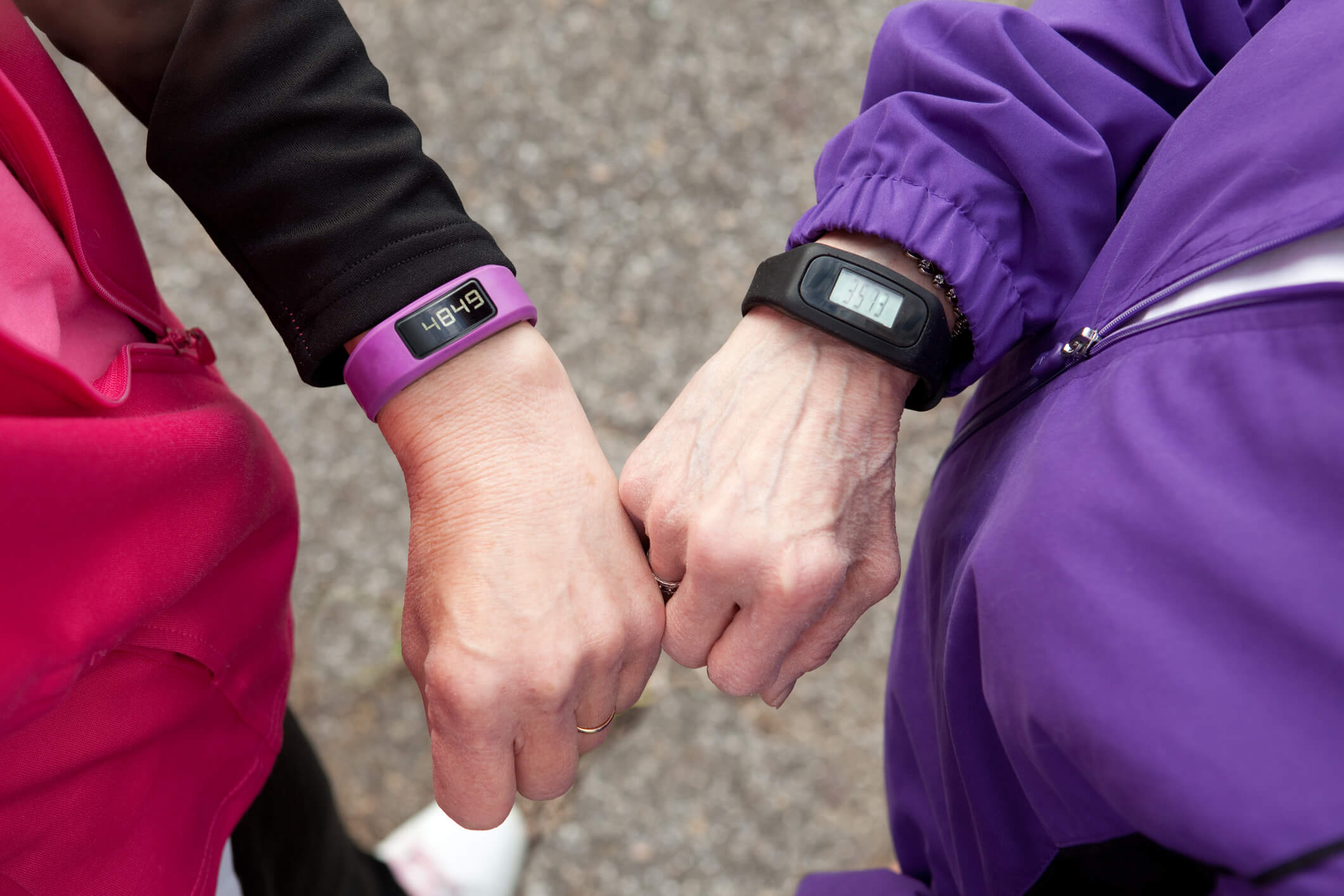 Как ходить больше? Two ladies comparing their step counts on their wearable fitness watches. (iStock). Фото.