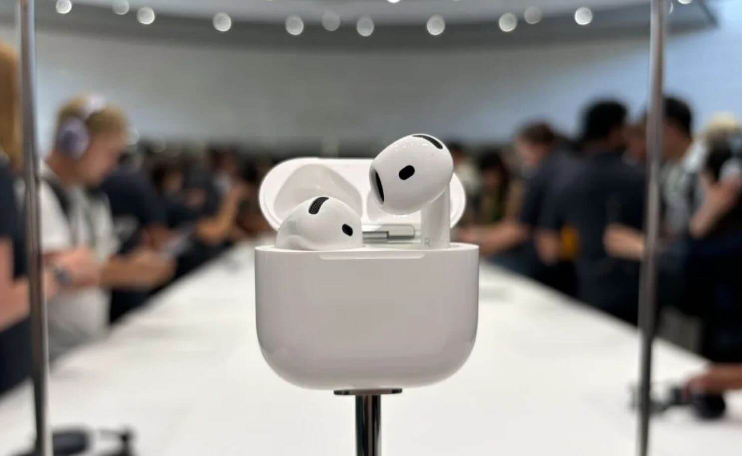 Сколько стоят AirPods в России. Любую модель AirPods можно купить в России, но это будет недешево. Фото: phucanh.vn. Фото.