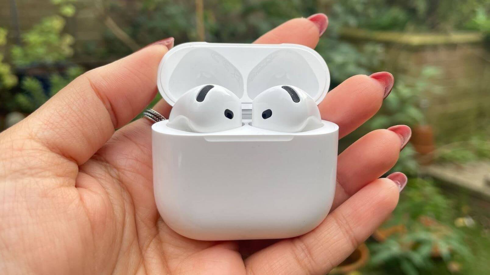 Подделки AirPods. Объясняем, почему покупать AirPods в 2025 глупо и опрометчиво. Фото: whathifi.com. Фото.