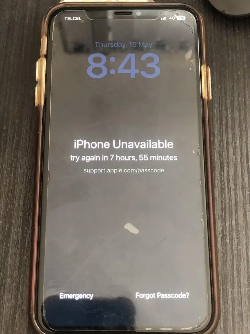 Заблокированный iPhone