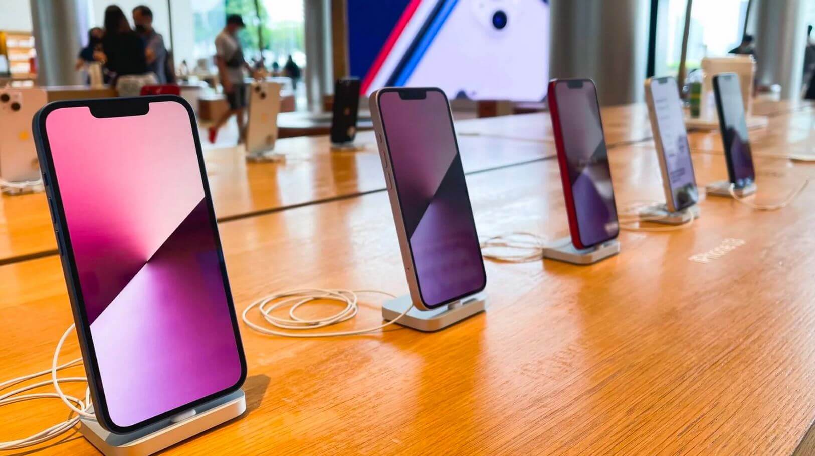 Цены на iPhone в России. Покупатели идут за iPhone сразу в крупный магазин, но там точно придется переплатить. Фото: tomsguide.com. Цены на iPhone в России. Покупатели идут за iPhone сразу в крупный магазин, но там точно придется переплатить. Фото: tomsguide.com. Фото.