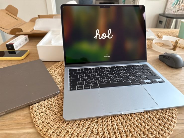Почему MacBook Air M4 — идеальный ноутбук для большинства пользователей. В цвете Sky Blue новый MacBook смотрится очень круто. Фото.