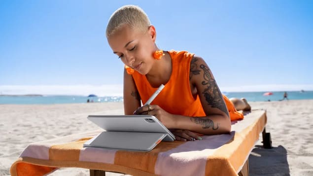 iPad в чехле Logitech Flip Folio со стилусом