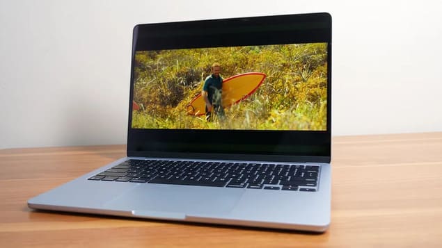 Фильм на MacBook Air 13 (M4, 2025)
