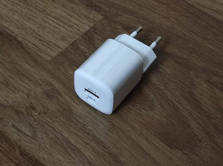 Зарядка для iPhone. Зарядка реально миниатюрная. Фото.