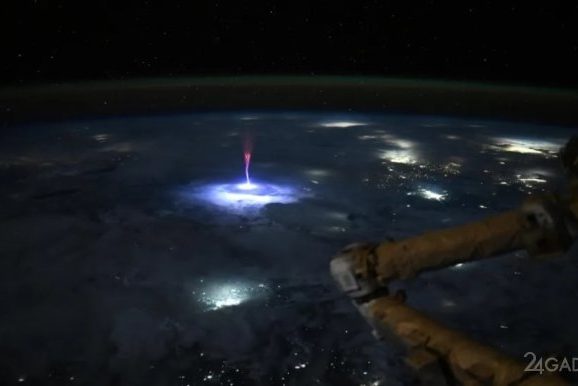 Астронавт запечатлела с борта МКС редкое природное явление — спрайт