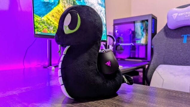 Razer Cobra HyperSpeed на мягкой игрушке