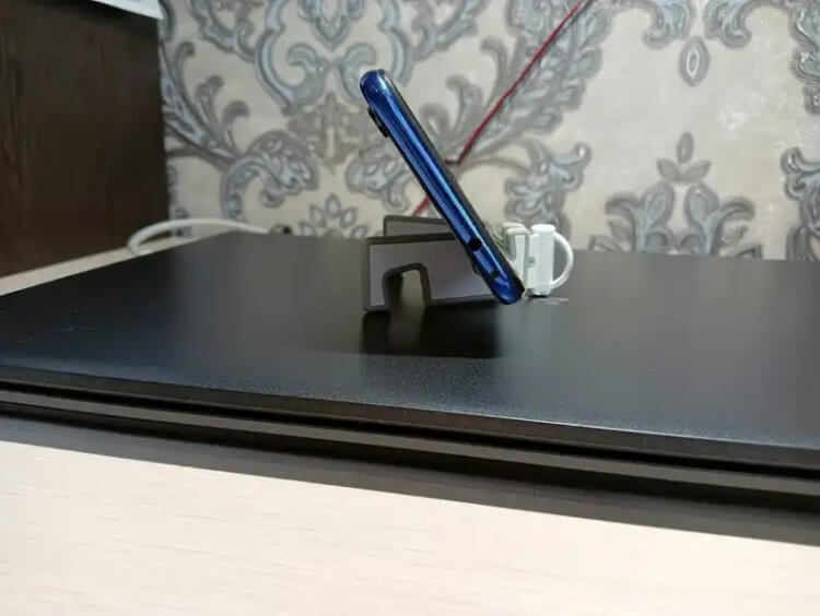 Подставка для телефона. Подставка позволяет ставить смартфон как вертикально, так и горизонтально. Подставка для телефона. Подставка позволяет ставить смартфон как вертикально, так и горизонтально. Фото.
