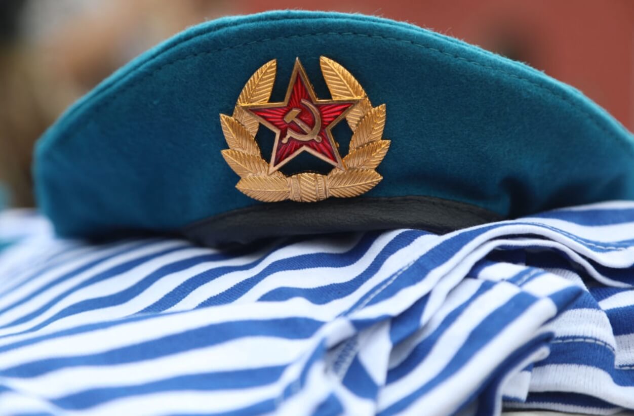 Тельняшка в армии и популярных мифах. Бело-голубая тельняшка десантников. Источник фотографии: spbdnevnik.ru. Тельняшка в армии и популярных мифах. Бело-голубая тельняшка десантников. Источник фотографии: spbdnevnik.ru. Фото.