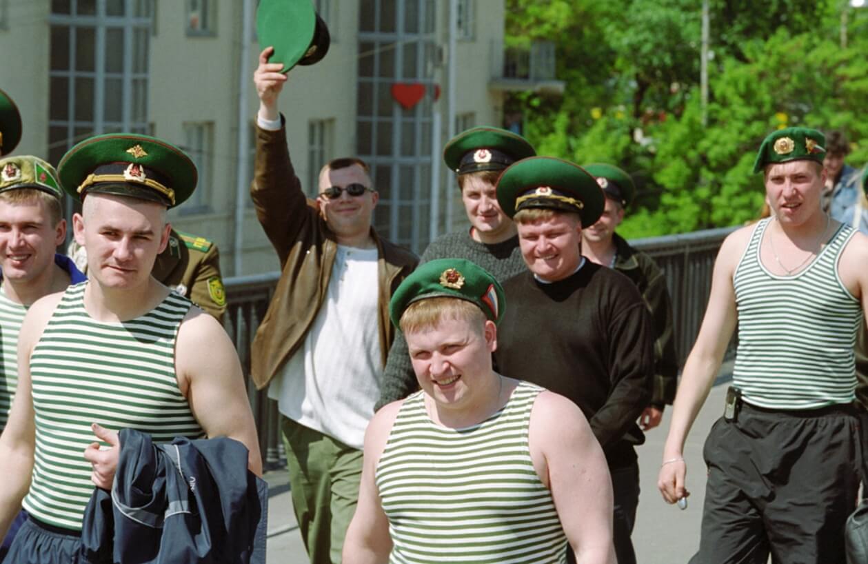 Тельняшка в армии и популярных мифах. Зеленые тельняшки принадлежат пограничникам. Источник фотографии: wikimedia.org. Тельняшка в армии и популярных мифах. Зеленые тельняшки принадлежат пограничникам. Источник фотографии: wikimedia.org. Фото.