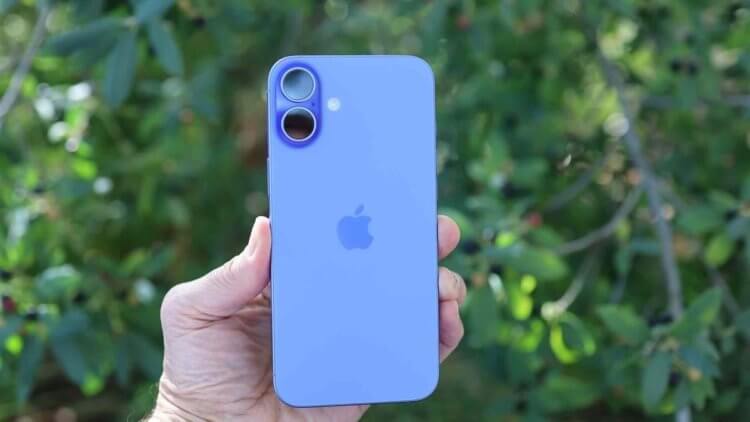5 причин купить iPhone 16 Plus прямо сейчас и не ждать презентацию iPhone 17. Несмотря на свой размер, аппарат отлично лежит в руке. Изображение: techradar.com. Фото.