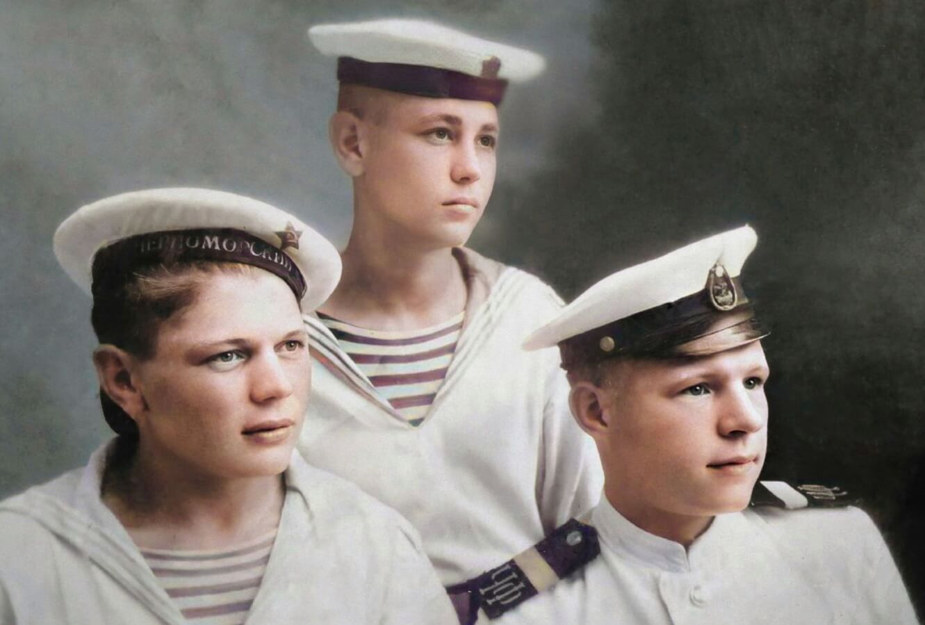 Тельняшка: секреты главного символа моряков, о которых молчали учебники. Моряки Черноморского флота в 1947 году. Источник фотографии: russiainphoto.ru. Тельняшка: секреты главного символа моряков, о которых молчали учебники. Моряки Черноморского флота в 1947 году. Источник фотографии: russiainphoto.ru. Фото.