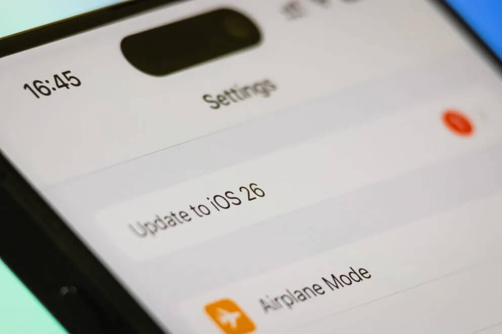 Как запретить автоматическое обновление iPhone до iOS 26. Далеко не все хотят обновляться на iOS 26. Изображение: consent.yahoo.com. Фото.