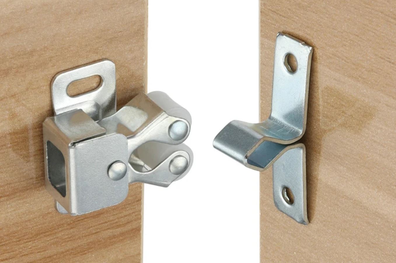 Защелки для дверей шкафа. Простой механизм, который защитит шкафы от животных. Защелки для дверей шкафа. Простой механизм, который защитит шкафы от животных. Фото.