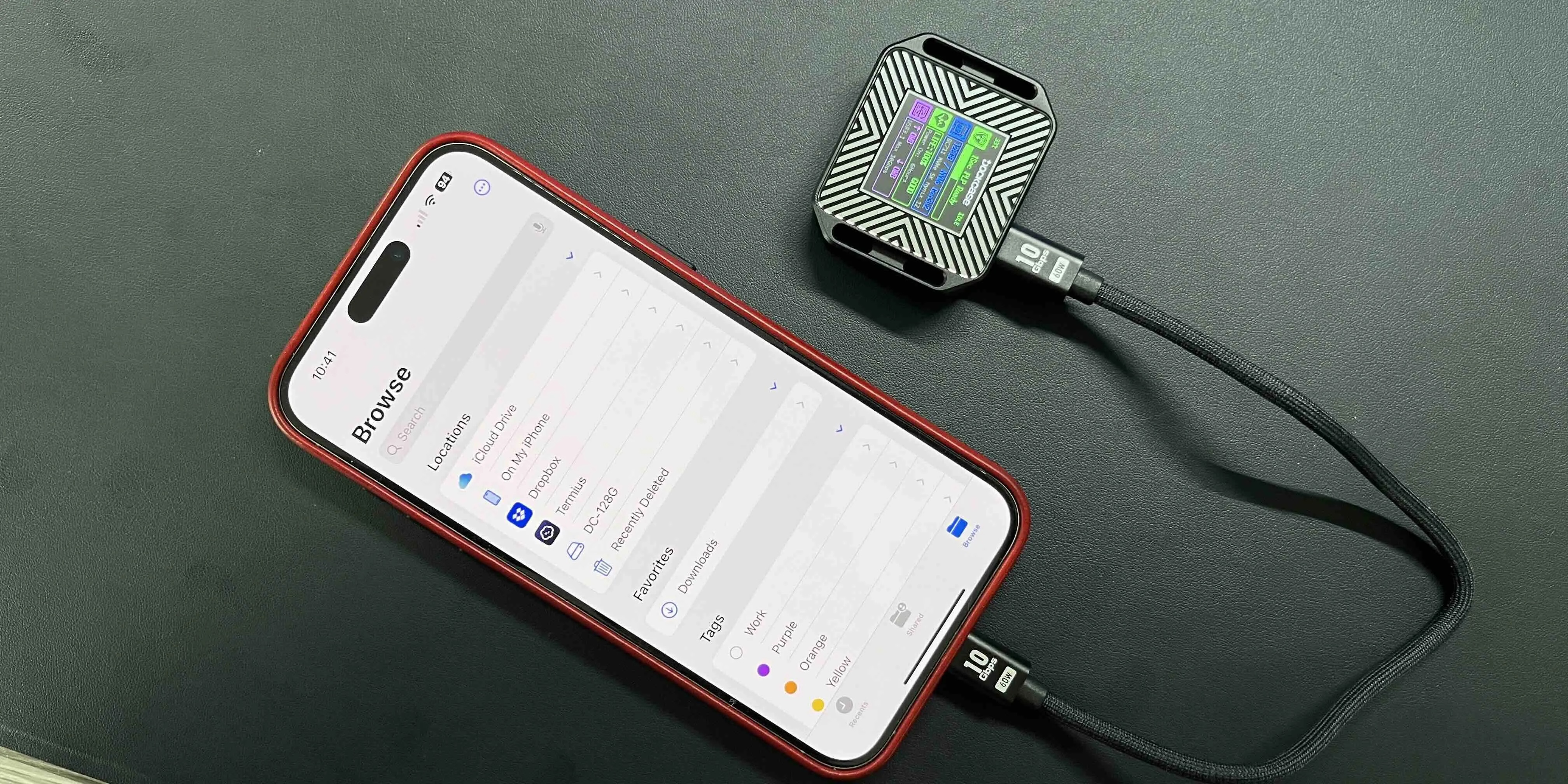 Подборка внешних накопителей для iPhone. Некоторые SSD висят на проводе, а другие крепятся на магните. Изображение: 9to5mac.com. Фото.