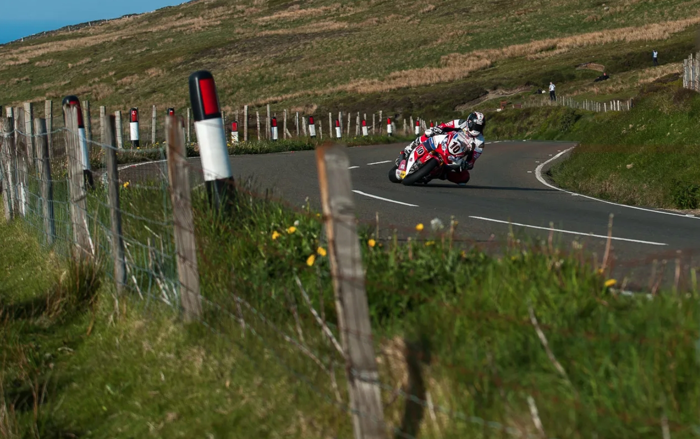 Остров Мэн в Ирландском море. Гонки на мотоциклах на острове Мэн. Источник фотографии: asphaltandrubber.com. Фото.