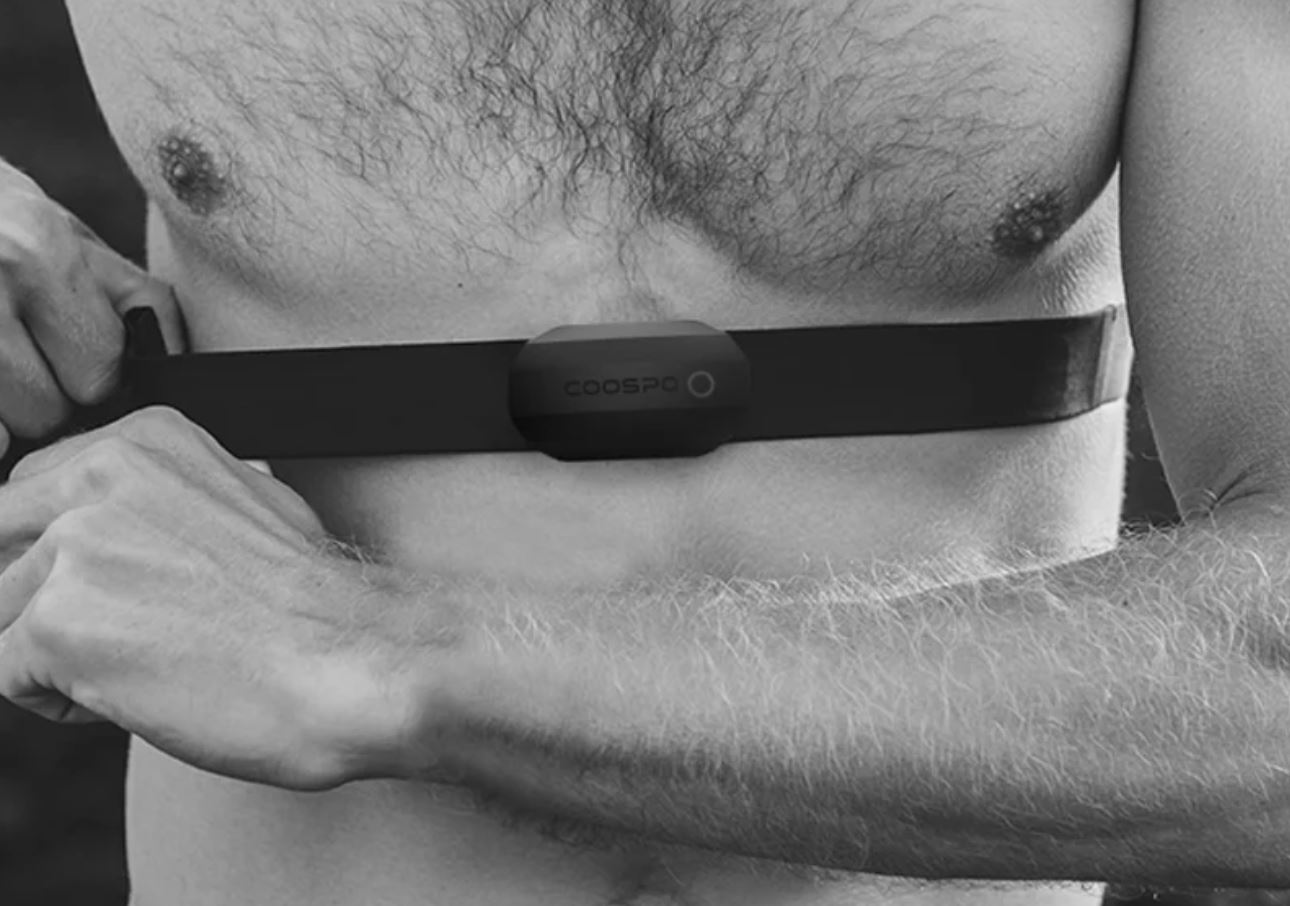 Нагрудный пульсометр недорого. Нагрудный пульсометр точно измеряет частоту сердечных сокращений, передавая показания на телефон. Фото.