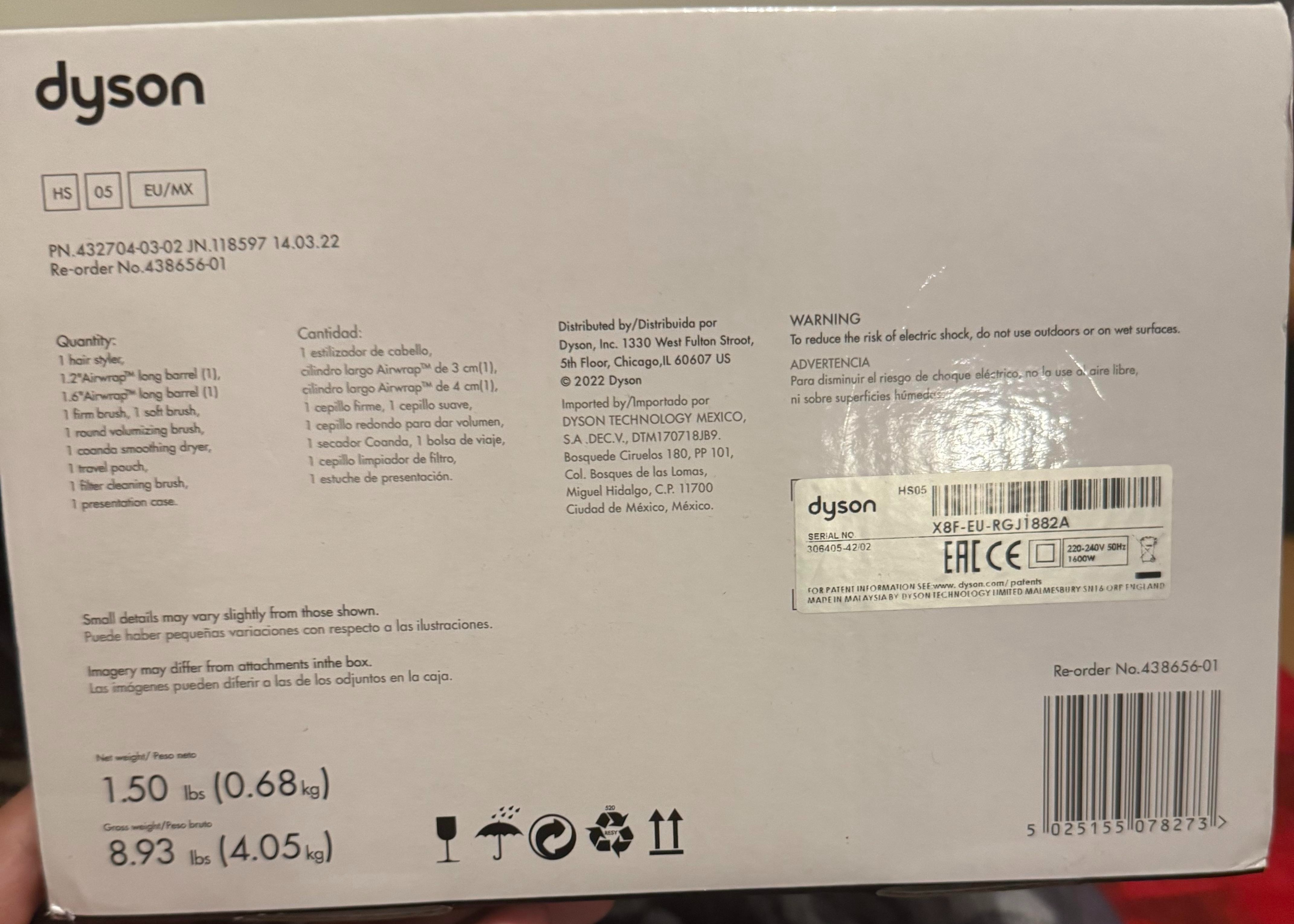 Оригинальная упаковка Dyson. Качество печати и наклеек на подделке оставляет желать лучшего. Даже наклейки размещены неровно. Изображение: reddit.com. Фото.