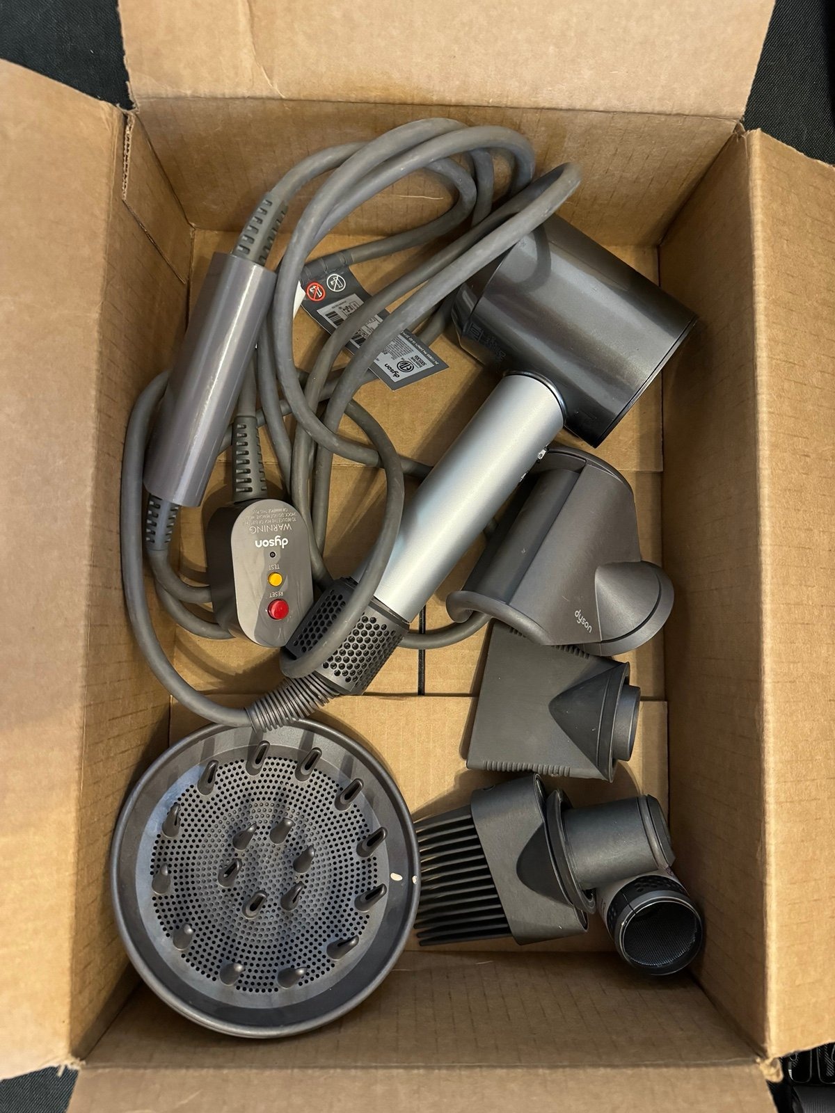 Что в комплекте у Дайсона. В коробке с репликой все насадки могут быть просто свалены в кучу. Изображение: lovefiervs.click. Фото.