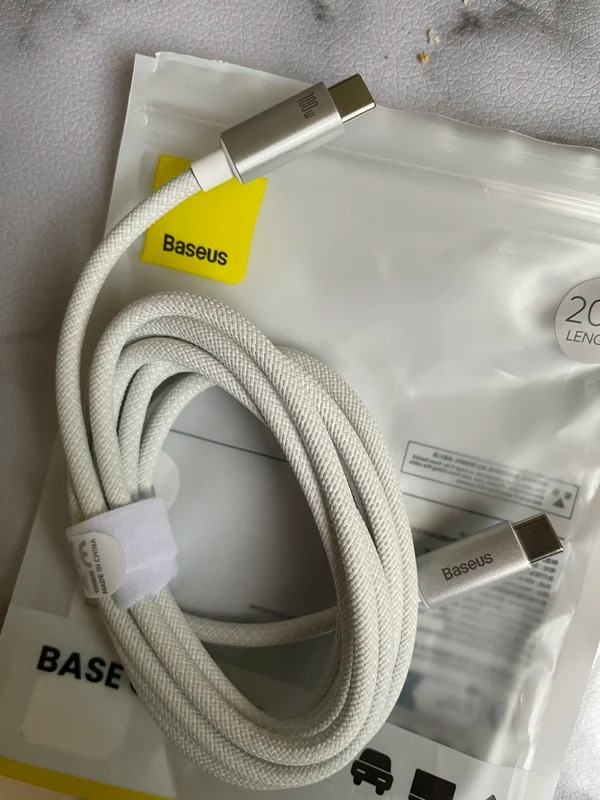 Провод USB-C для зарядки. Кабель надежно защищен от повреждений и поддерживает быструю зарядку. Фото.