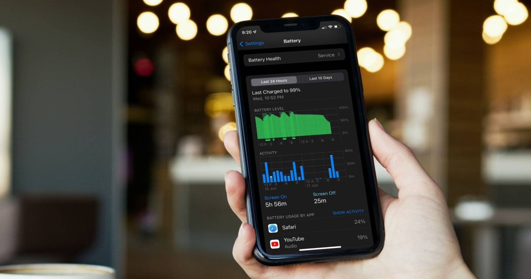 Как держит заряд Айфон после обновления до iOS 26.1. Сравниваем с iOS 26.0.1 и iOS 18.1. Как изменилось время работы iPhone с iOS 26.1. Фото: makeuseof. Фото.