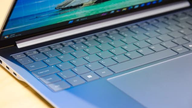 Сгиб экрана Samsung Galaxy Book4 Edge