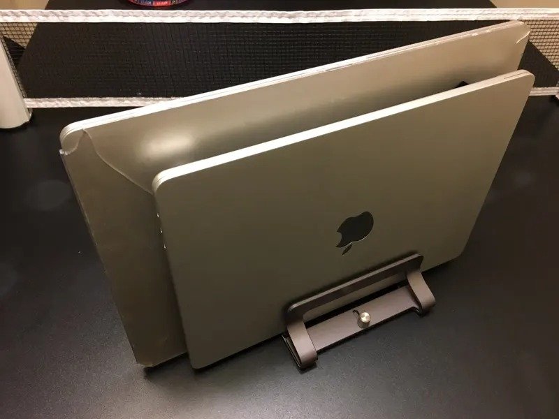 Вертикальная подставка для ноутбука. В продаже варианты с одним или двумя слотами. Фото.