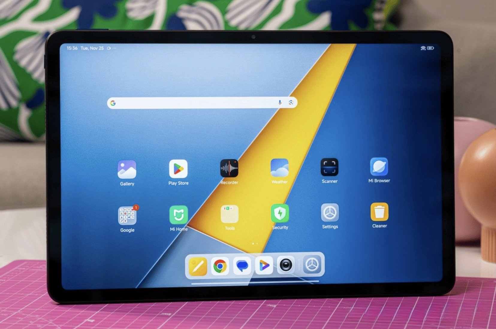 Хороший планшет на андроиде. У планшета большой экран и неплохая производительность. Изображение: mi-check.ru. Фото.