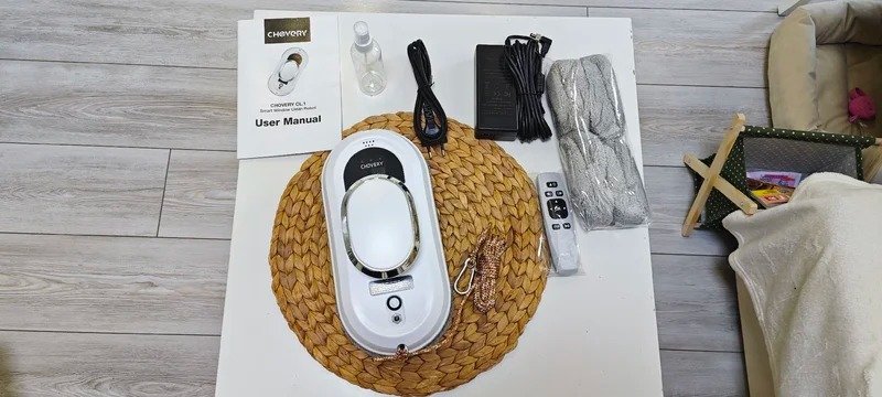 Робот для мытья окон. В комплекте с роботом идет все самое необходимое. Фото.