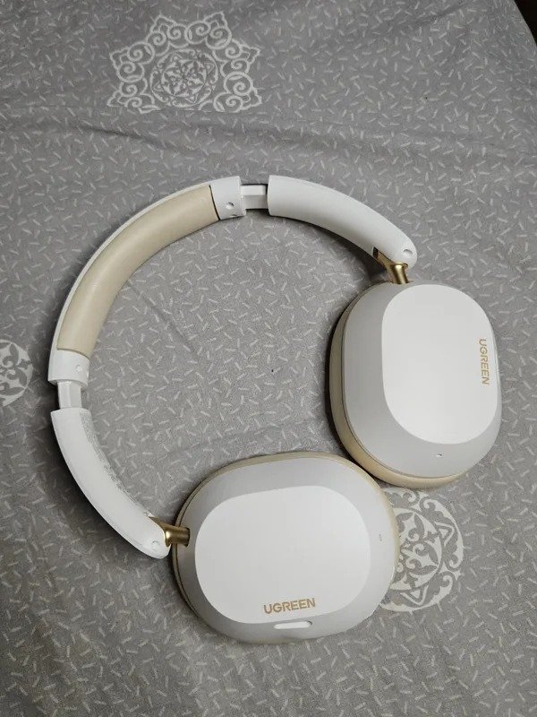 Полноразмерные беспроводные наушники. В белом цвете выглядят наушники стильно. Фото.