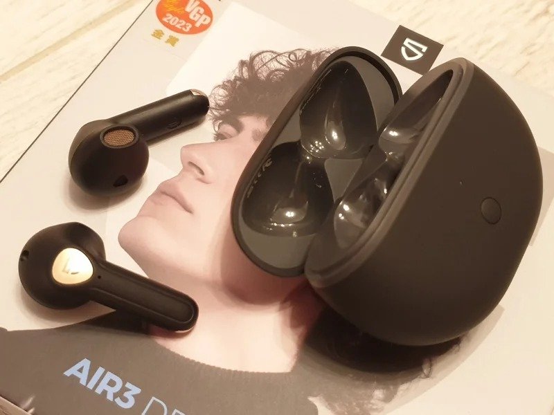 Недорогие беспроводные наушники. Простые вкладыши с неплохим звуком. Фото.