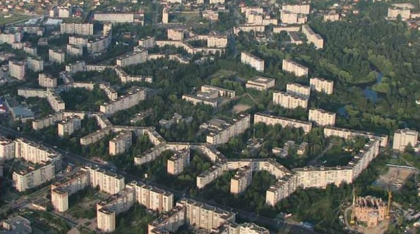 Самое длинное жилое здание в мире. Длиннейший дом в Луцке с высоты птичьего полета. Источник изображения: odditycentral.com. Фото.